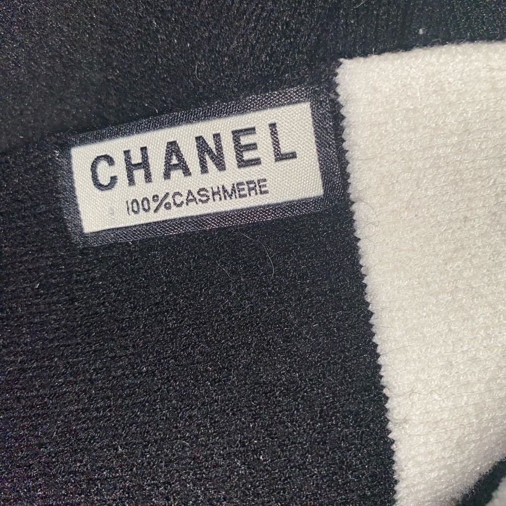 Chanel Black and White scarf with pockets - Picture 2 of 3